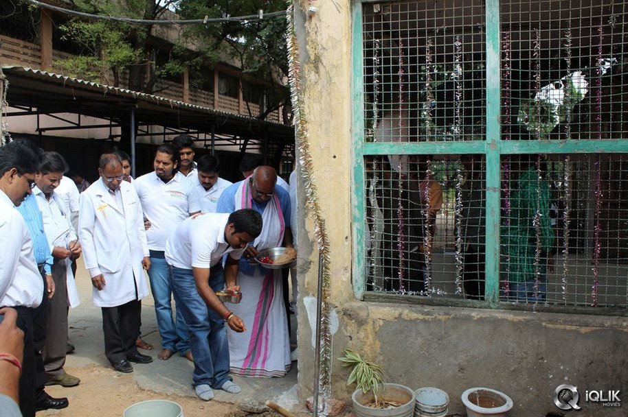 Yamaleela-2-Movie-Team-Swachh-Bharath-Program-at-Niloufer-Hospital